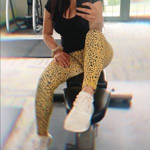 Printed black and yellow leggings. Great for working out.